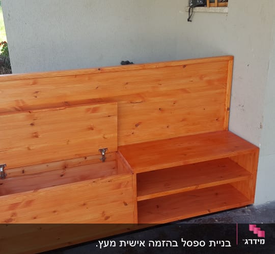 ספסל עץ עם תא אחסון פתוח ומדפים